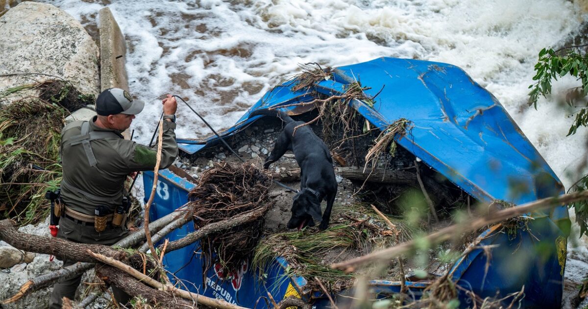 Texas: “Two classmates of my children were ignored and one was found dead” says Greek about the deadly floods with over 59 victims