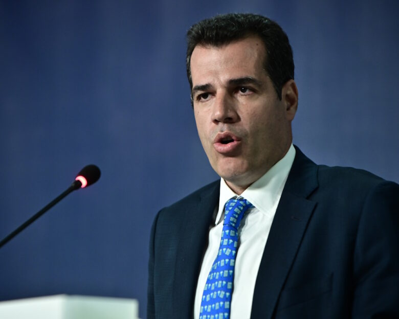 «Μοντέλο Έβρος 2020» δείχνει ο Μητσοτάκης για τις μεταναστευτικές ροές από Λιβύη  το μήνυμα Πλεύρη στα αγγλικά: «Καθίστε εκεί που είστε, δεν σας δεχόμαστε»  ανένδοτος και ο Αυγενάκης, αρνείται να γίνει Ιφιγένεια για το σκάνδαλο του ΟΠΕΚΕΠΕ
