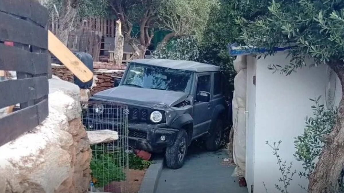 Το τζιπ στην αυλή του σπιτιού