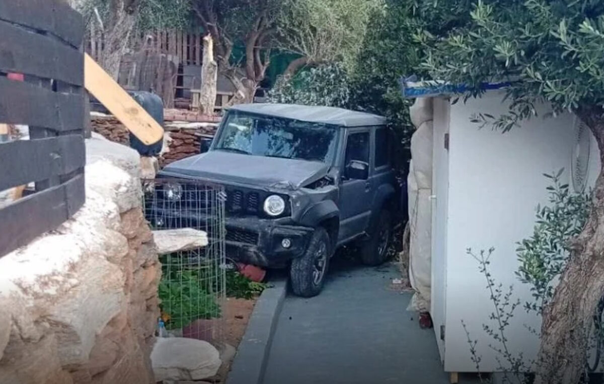 Το τζιπ στην αυλή του σπιτιού