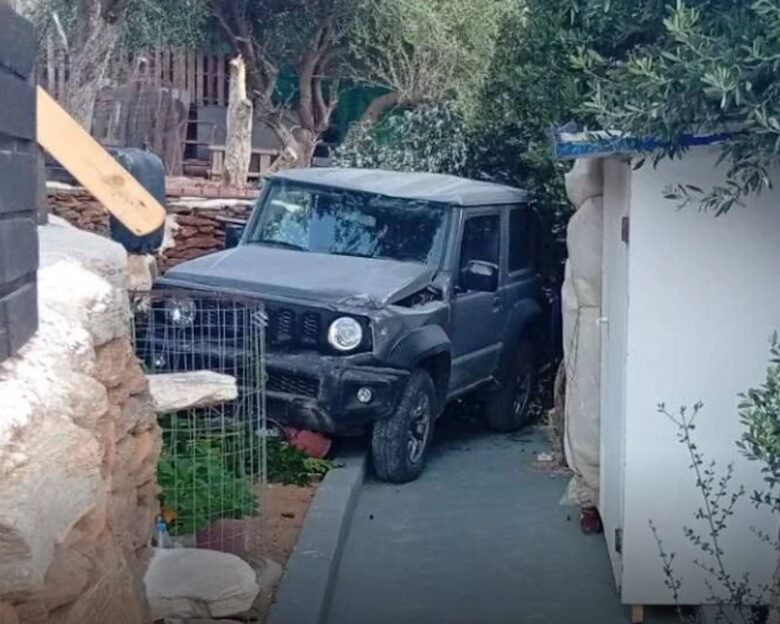 Τήνος: Τζιπ «προσγειώθηκε» από ύψωμα σε σπίτι – Οι εικόνες και το οργισμένο ξέσπασμα κατοίκου