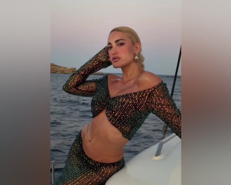Ιωάννα Τούνη: Πόζες σε σκάφος με προκλητική ανάρτηση – «Κυνηγώντας τα ηλιοβασιλέματα, όχι τους μαλ@@@ς»