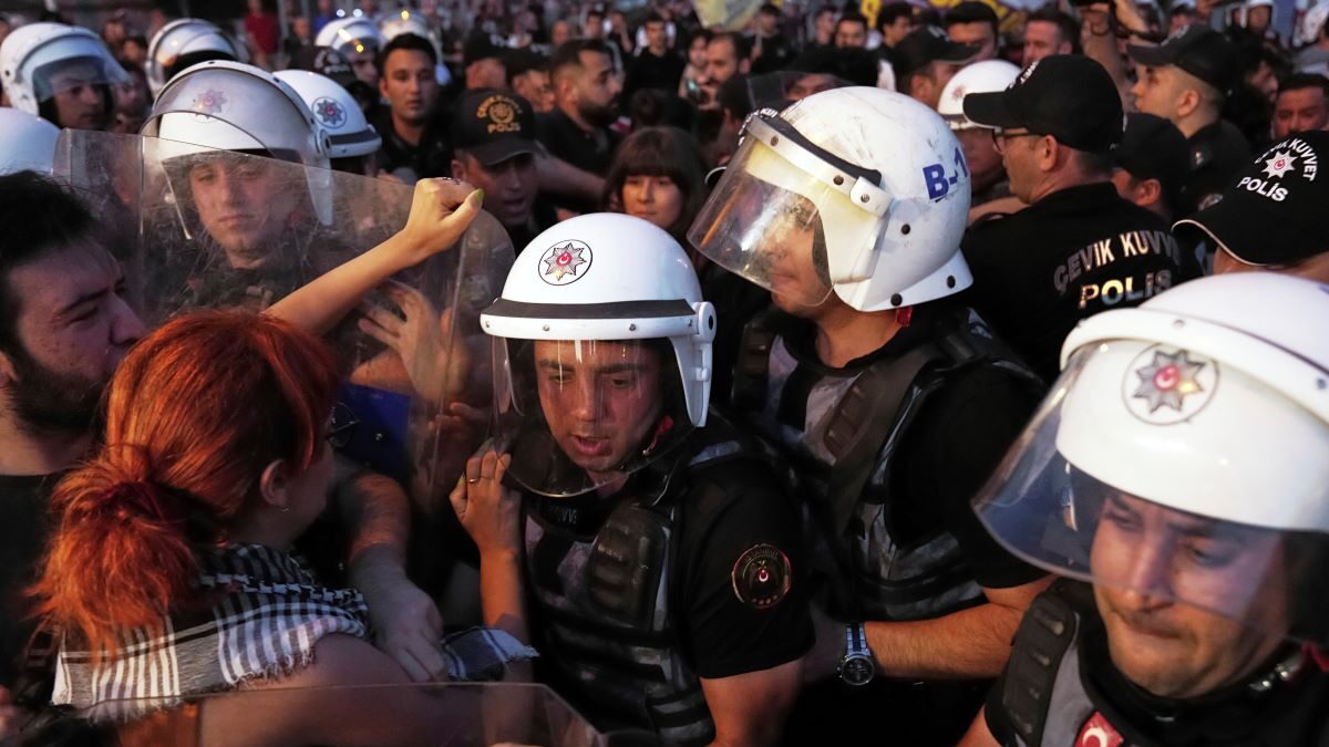 Τούρκοι αστυνομικοί σε επεισόδιο με διαδηλωτές στην Κωνσταντινούπολη