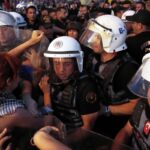 Τούρκοι αστυνομικοί σε επεισόδιο με διαδηλωτές στην Κωνσταντινούπολη