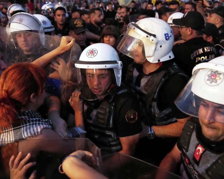 Τουρκία: 42 συλλήψεις στη διαδήλωση υπέρ του Εκρέμ Ιμάμογλου – Κατηγορούνται για εξύβριση του Ταγίπ Ερντογάν