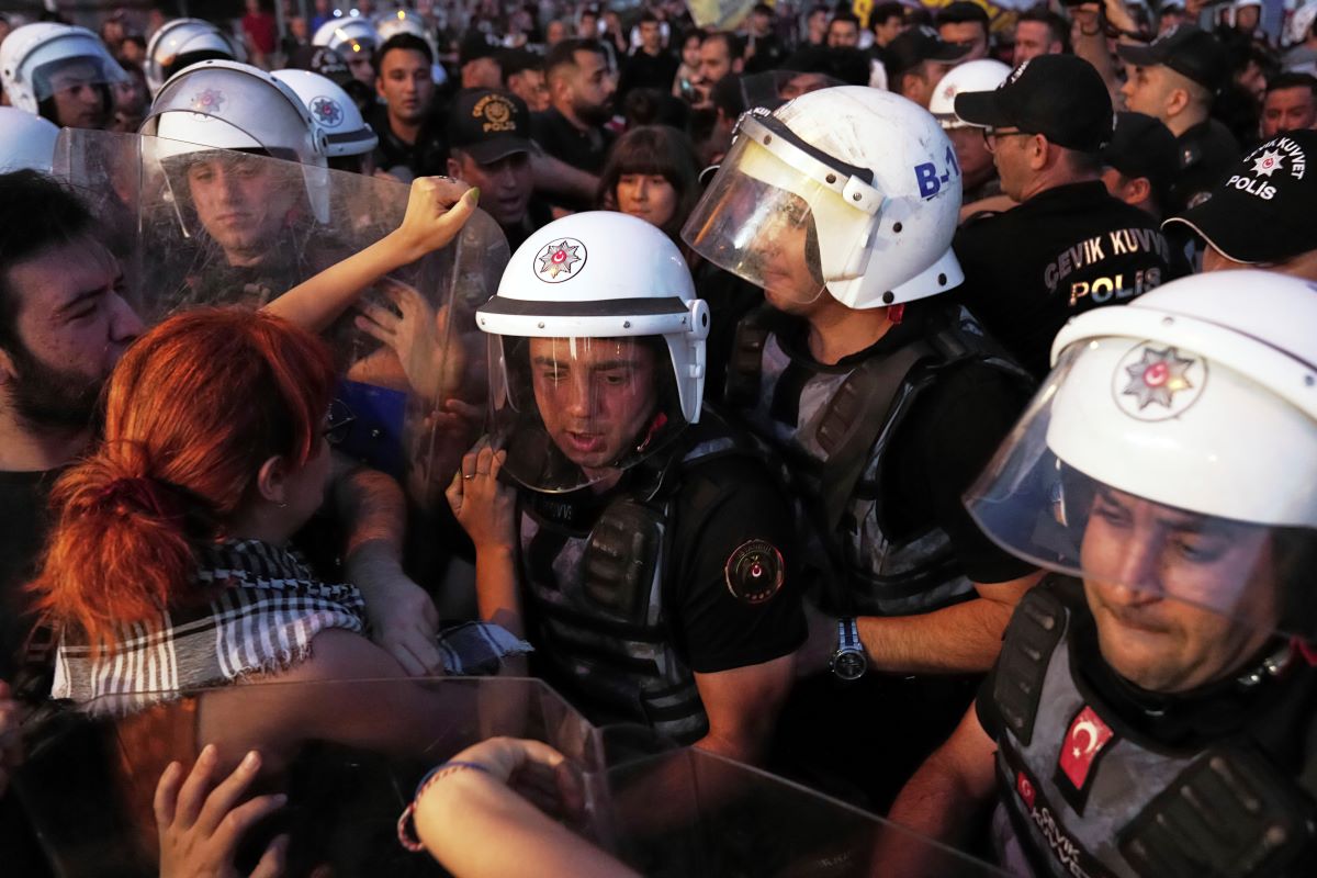 Τούρκοι αστυνομικοί σε επεισόδιο με διαδηλωτές στην Κωνσταντινούπολη
