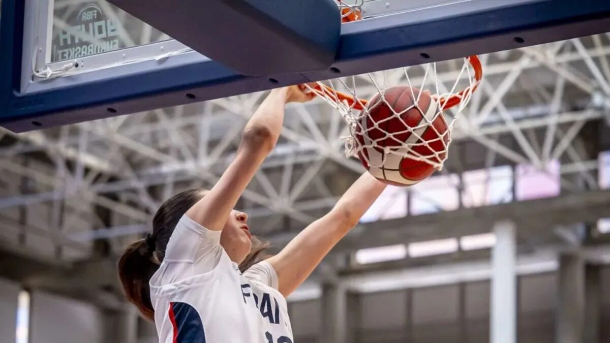 Η 17χρονη Τουρνεμπίζ κάρφωσε στο Eurobasket U18 και τρέλανε τον εκφωνητή της FIBA