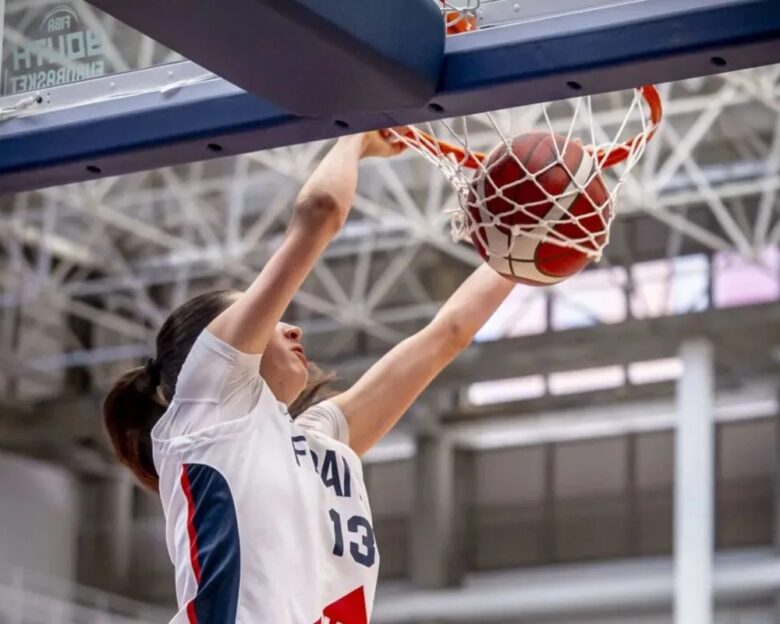 Η 17χρονη Τουρνεμπίζ κάρφωσε στο Eurobasket U18 και τρέλανε τον εκφωνητή της FIBA