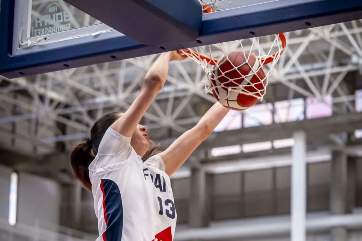Η 17χρονη Τουρνεμπίζ κάρφωσε στο Eurobasket U18 και τρέλανε τον εκφωνητή της FIBA