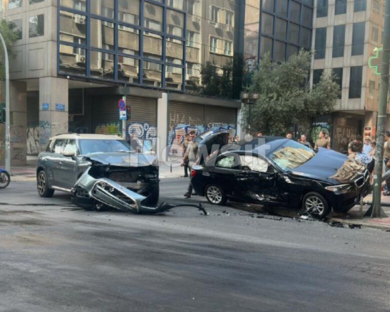 Τροχαίο στην Ακαδημίας: Αυτοκίνητο έπεσε σε κολώνα – Δυο τραυματίες στο νοσοκομείο