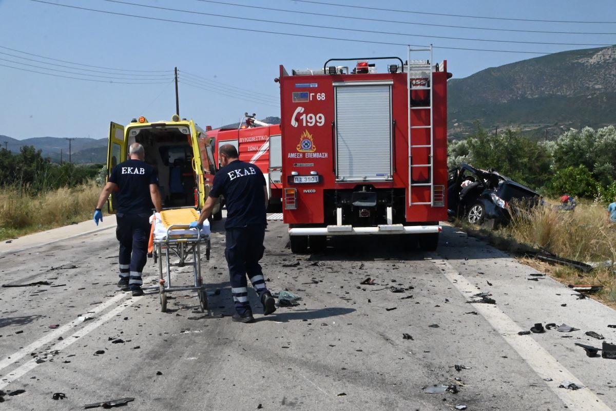Ισχυρές συνάμεις της πυροσβεστικής και διασώστες στον τόπο της τραγωδίας 
