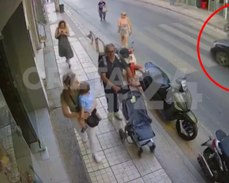 Ηράκλειο: Συγκλονιστικό βίντεο με παράσυρση μηχανής – Οδηγός αυτοκινήτου εμβόλισε διανομέα και τον εγκατέλειψε