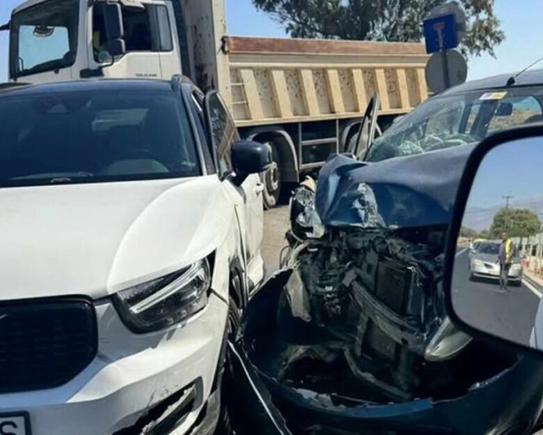 Χανιά: Μποτιλιάρισμα μετά από τροχαίο με τουρίστες στο ύψος του Καβρού