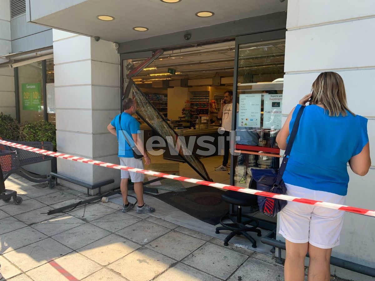 Αυτοκίνητο έπεσε σε πρόσοψη σούπερ μάρκετ στη Νίκαια