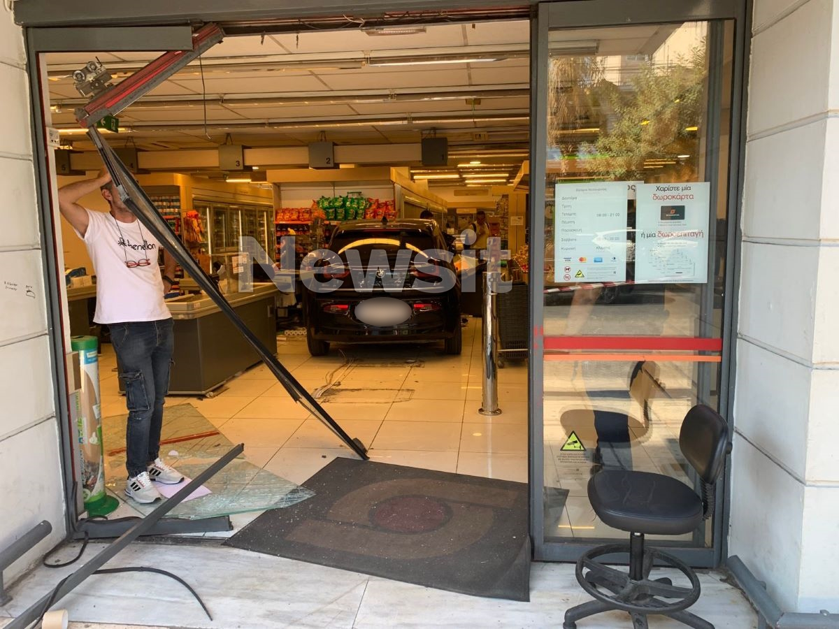Αυτοκίνητο μπήκε μέσα σε σούπερ μάρκετ στη Νίκαια