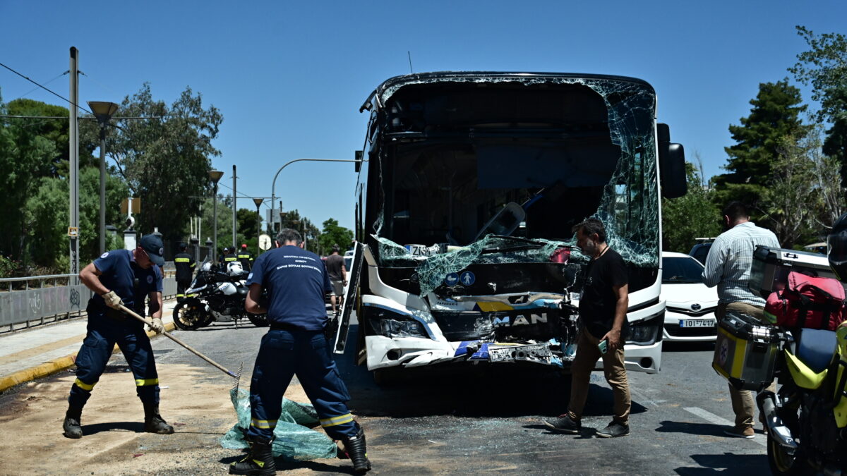 Σύγκρουση λεωφορείων του ΟΑΣΑ στη Βούλα