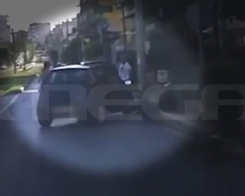 Παλαιό Φάληρο: Καρέ καρέ η παράσυρση μοτοσικλετιστή από αυτοκίνητο