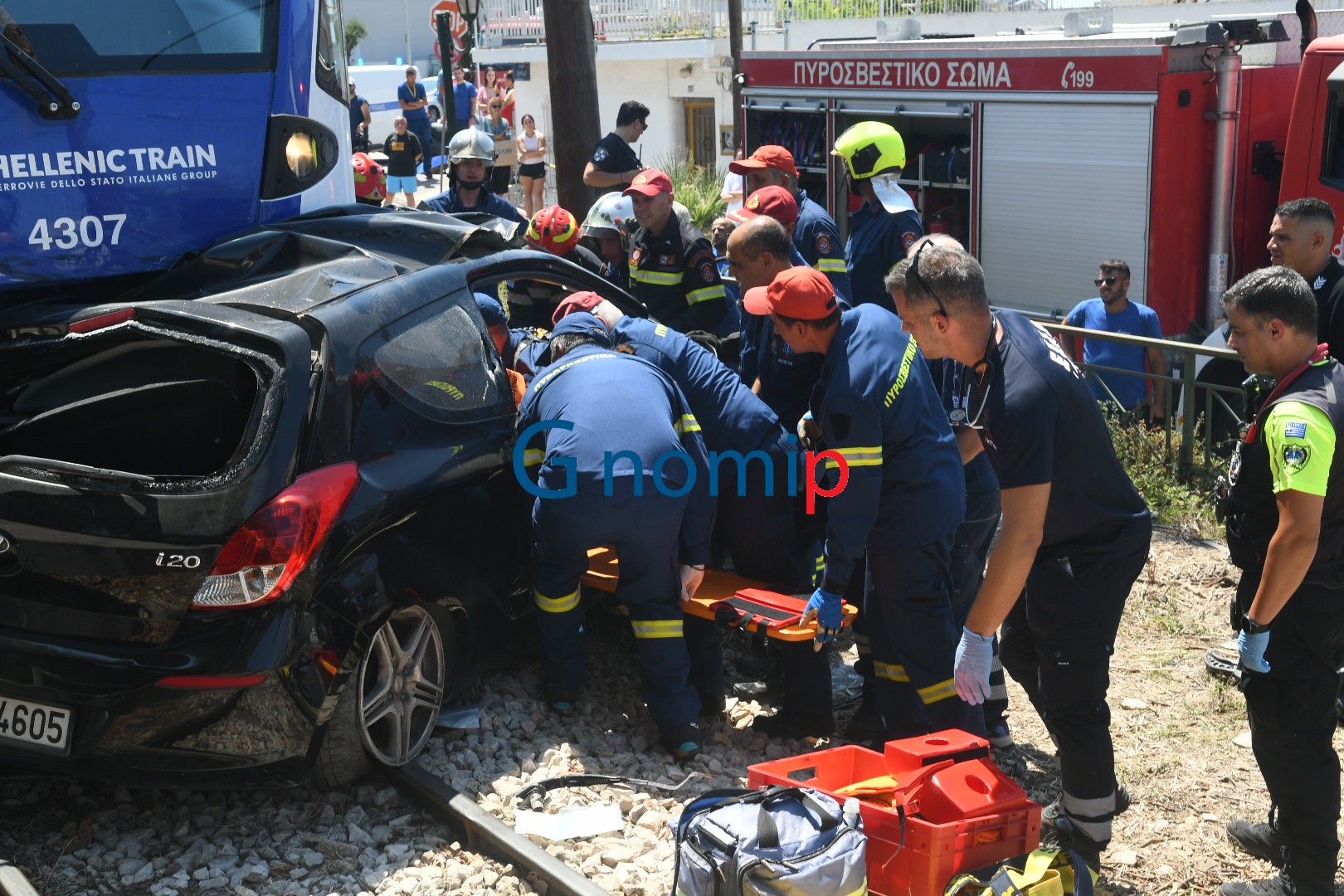 Η στιγμή του απεγκλωβισμού του άντρα από το αυτοκίνητο