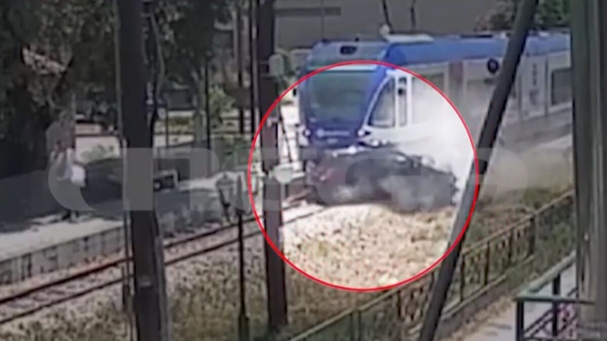 Σύγκρουση αυτοκινήτου με συρμό του προαστιακού στην Πάτρα