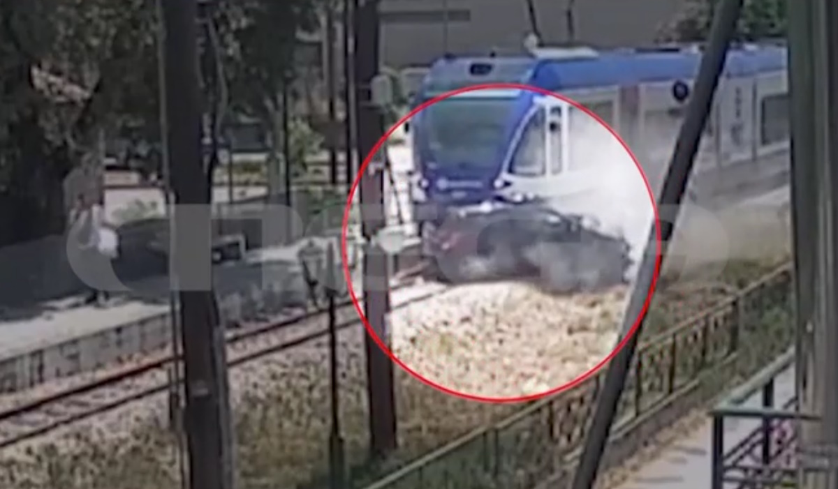 Σύγκρουση αυτοκινήτου με συρμό του προαστιακού στην Πάτρα
