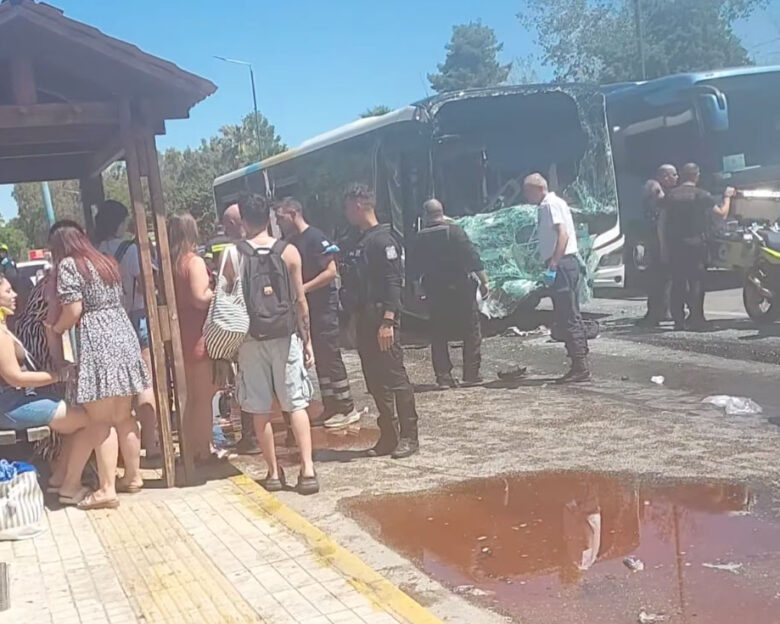 Συγκρούστηκαν λεωφορεία στη Βούλα: 11 τραυματίες, ανάμεσά τους και παιδιά – Οι 2 είναι σε σοβαρή κατάσταση