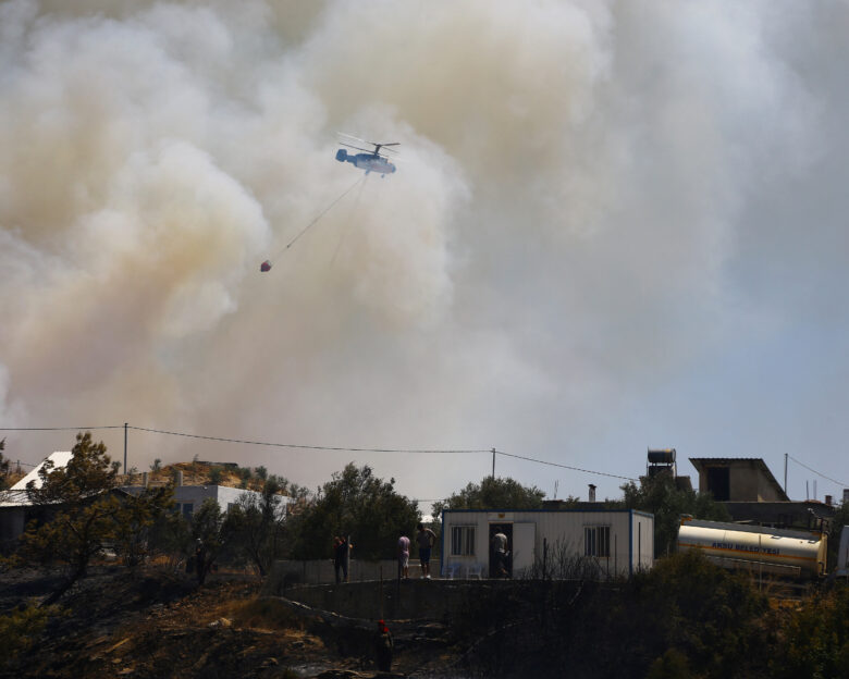 Τουρκία: Χιλιάδες εκκενώσεις ενώ οι πυρκαγιές μαίνονται – Οι φλόγες απειλούν δρόμους, δάση και χωριά