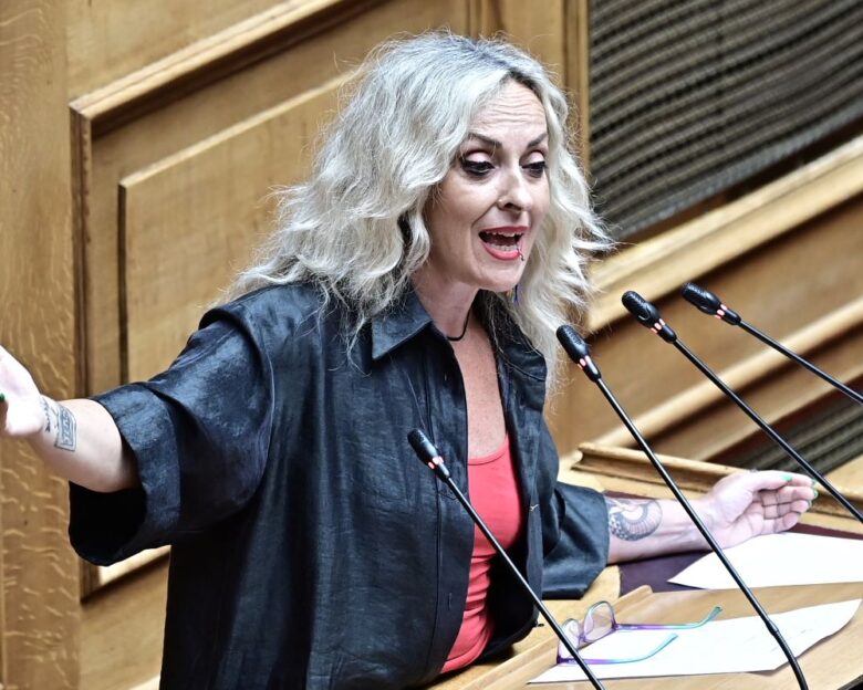 Η Τζώρτζια Κεφαλά τραγούδισε Βιτάλη από το βήμα της Βουλής – «Εξαιρετικά», είπε η Γεροβασίλη στο φινάλε