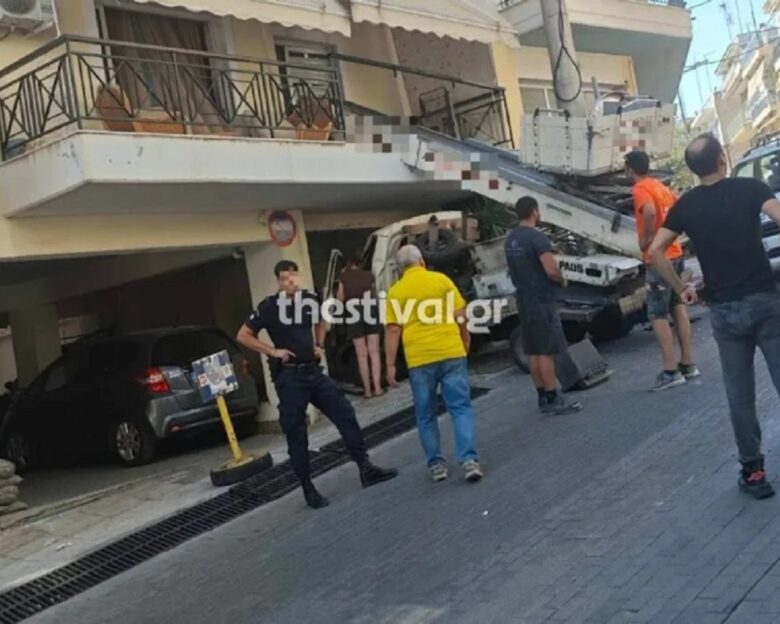Θεσσαλονίκη: Γερανός στον Δήμο Νεάπολης – Συκεών έπεσε σε μπαλκόνι διαμερίσματος