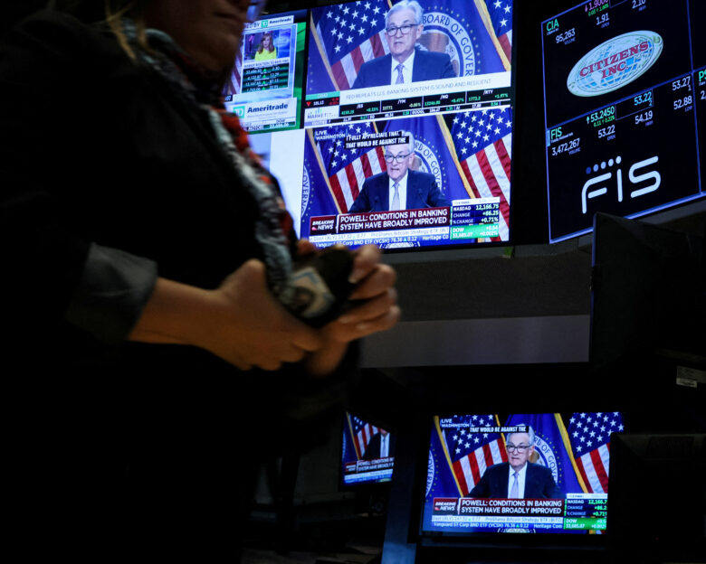 Με θετικά πρόσημα οι δείκτες στη Wall Street μετά την διάψευση Τραμπ για απόλυση Πάουελ