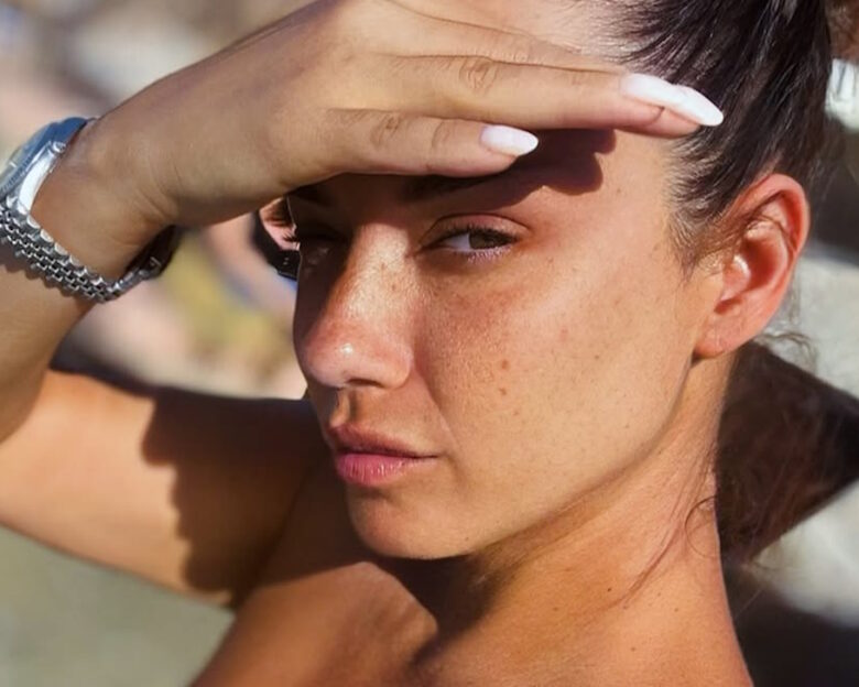 Η Βάσω Λασκαράκη ποζάρει άβαφη με bikini, στα 46 της και ενθουσιάζει το Instagram