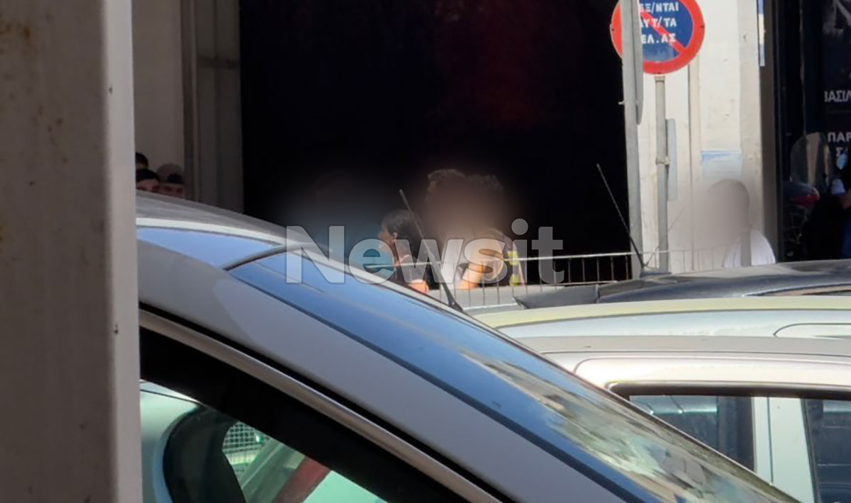 Οι δυο από τους 4 που συνελήφθησαν για τον ομαδικό βιασμό της 14χρονης οδηγούνται στον εισαγγελέα Πειραιά