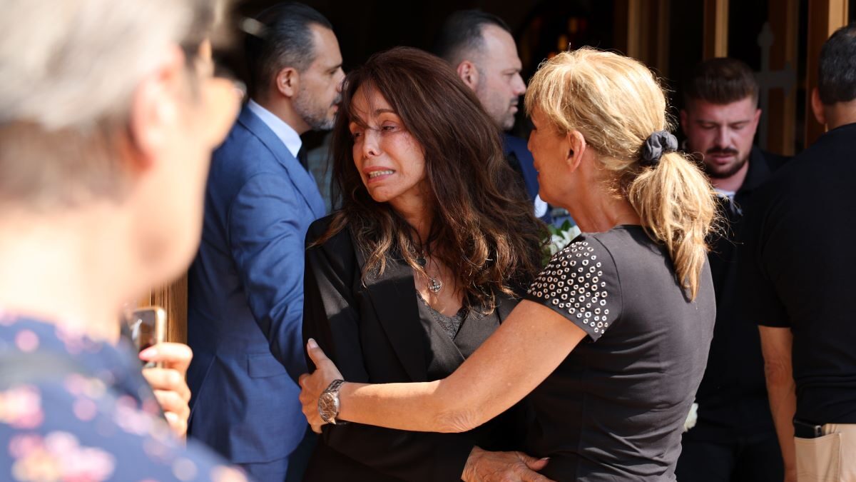 Συντετριμμένη η Βούλα Πατουλίδου στην κηδεία του συζύγου της