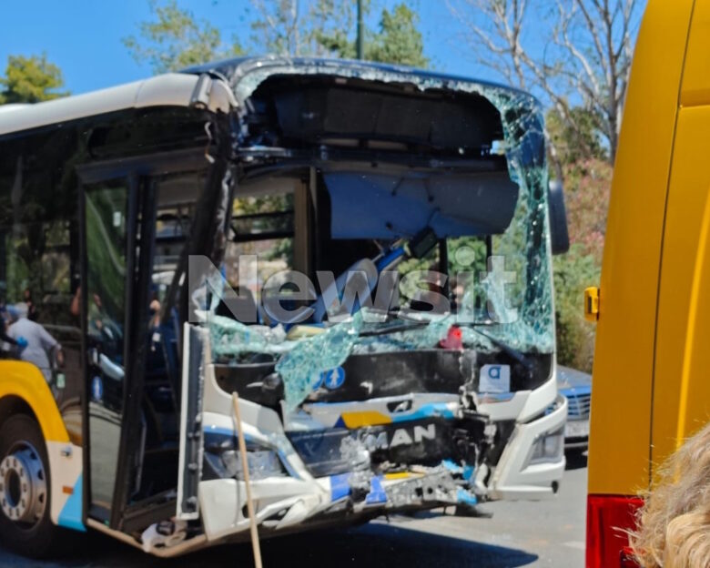 Συγκρούστηκαν λεωφορεία στη Βούλα: Πολλοί τραυματίες, ανάμεσά τους και παιδιά