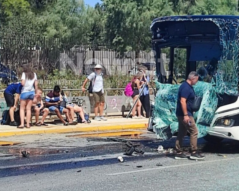 Συγκρούστηκαν λεωφορεία στη Βούλα: 11 τραυματίες, ανάμεσά τους και παιδιά – Οι 2 είναι σε σοβαρή κατάσταση