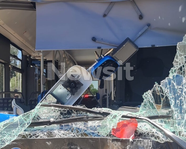 Σύγκρουση λεωφορείων στη Βούλα: Καρέ καρέ το τροχαίο με τους 47 τραυματίες στην Παραλιακή