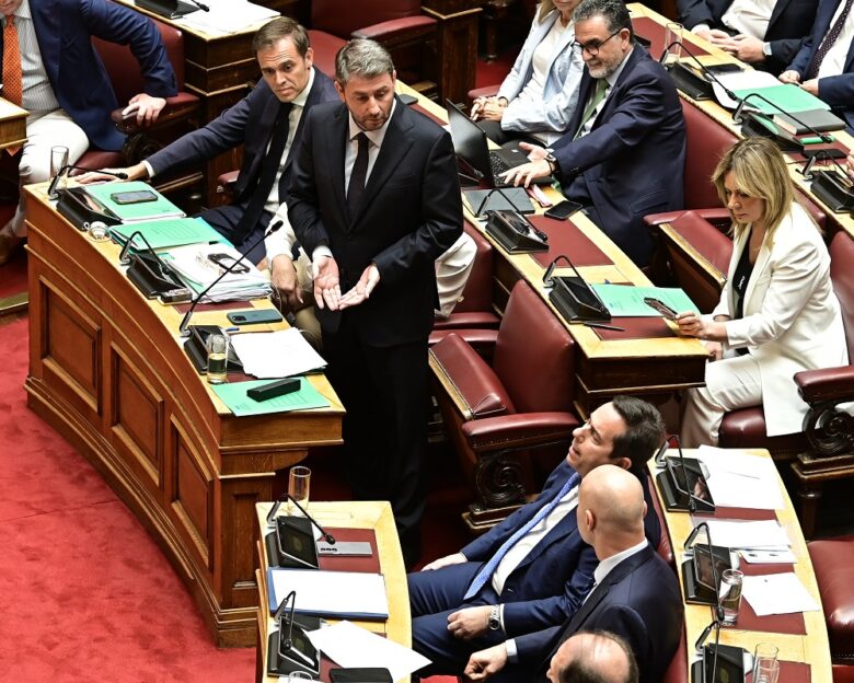 Βουλή: Κόντρες και εντάσεις για την στάση της ΝΔ στην ψηφοφορία για τον ΟΠΕΚΕΠΕ – Σκέψεις ακόμα και για απόσυρση των προτάσεων