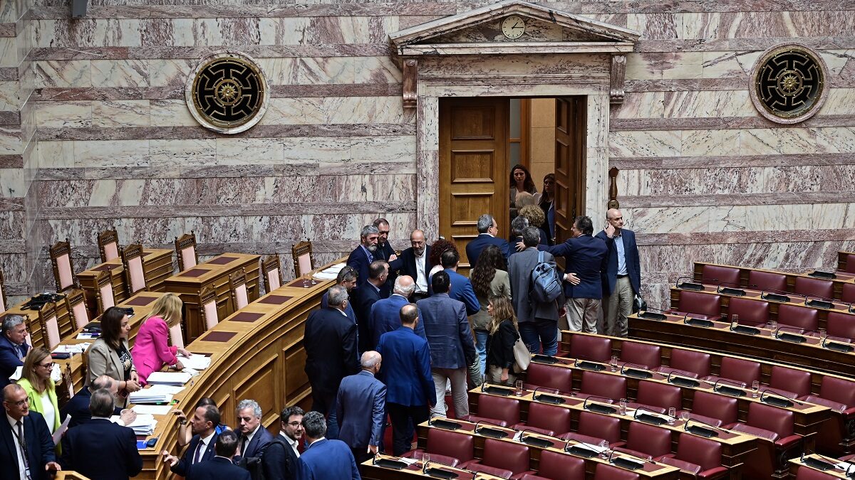 Μαζική αποχώρηση της Αντιπολίτευσης στη Βουλή