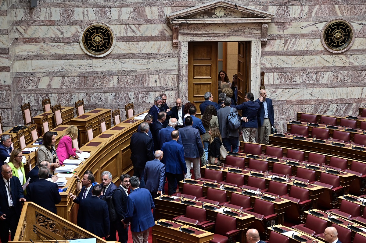 Μαζική αποχώρηση της Αντιπολίτευσης στη Βουλή
