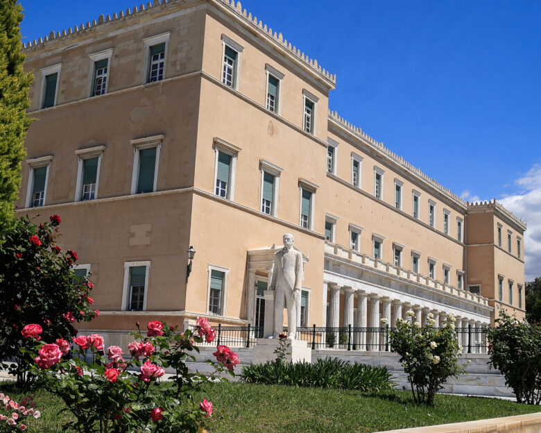 Συναγερμός έξω από τη Βουλή: Βρέθηκε ύποπτος φάκελος