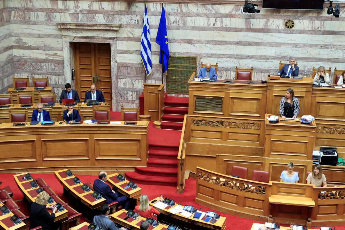Ψηφίστηκε η τροπολογία για την αναστολή ασύλου για το μεταναστευτικό με 177 «ναι» 2 Συνεδρίαση της Βουλής για την τροπολογία για το μεταναστευτικό