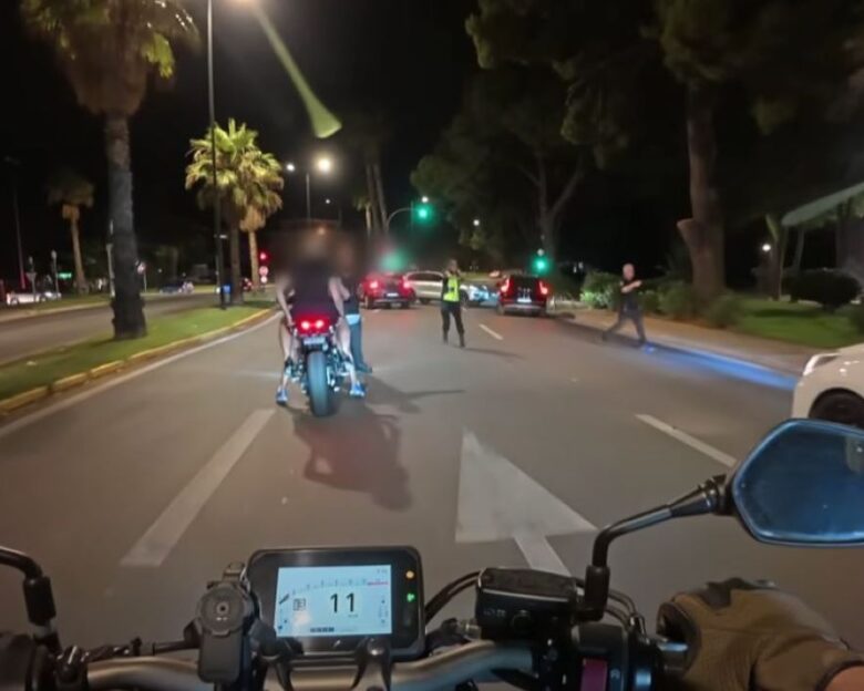 Βουλιαγμένη: Κόντρες, 3 συλλήψεις και πρόστιμο 3.250 ευρώ στον οδηγό της μηχανής που πήγε να ξεφύγει από το μπλόκο