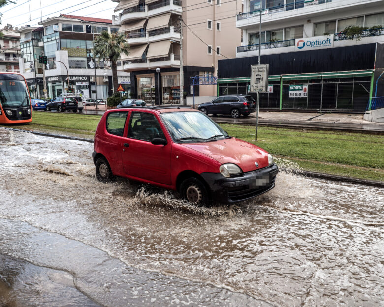 Καιρός: Ισχυρές καταιγίδες, θυελλώδεις άνεμοι και χαλαζοπτώσεις τις επόμενες ώρες – Επικαιροποιήθηκε το έκτακτο δελτίο