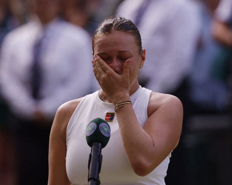 Wimbledon: Έβαλε τα κλάματα η Ανισίμοβα μιλώντας για τη μητέρα της – «Δεν θα ήμουν εδώ χωρίς εκείνη»