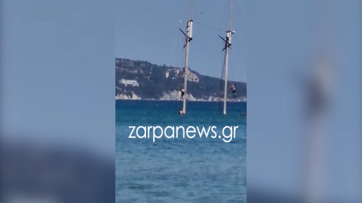 Οι νεαροί σκαρφαλώνουν πάνω στο ιστιοφόρο