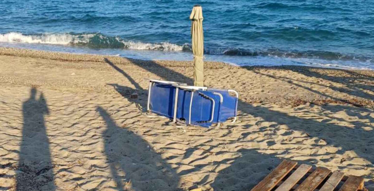 Απομάκρυνση ομπρελών από τις παραλίες της Κασσάνδρας Χαλκιδικής
