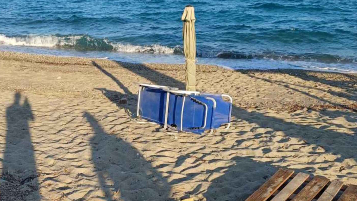 Απομάκρυνση ομπρελών από τις παραλίες της Κασσάνδρας Χαλκιδικής