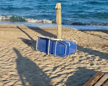 Απομάκρυνση ομπρελών από τις παραλίες της Κασσάνδρας Χαλκιδικής