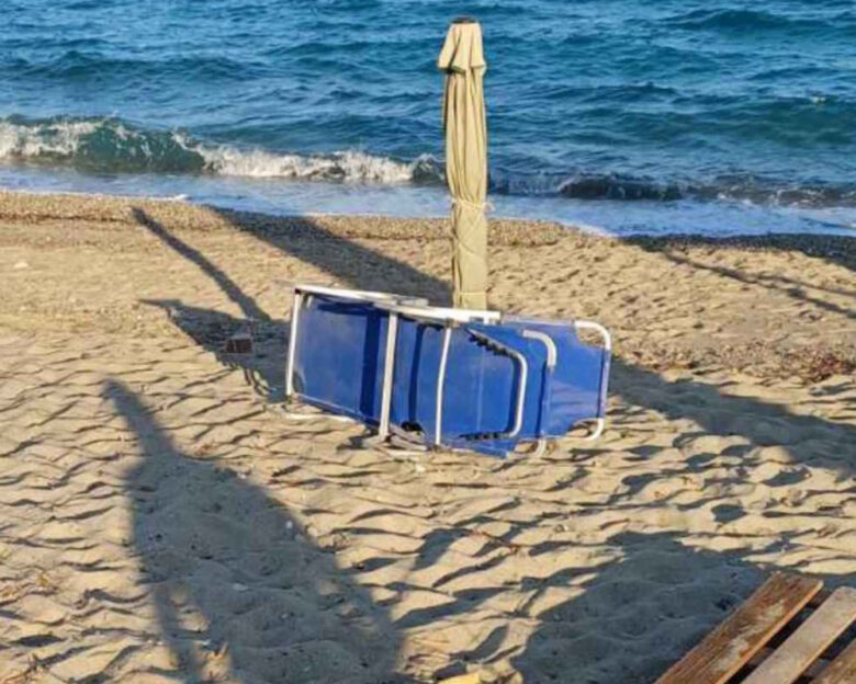 Χαλκιδική: Ξήλωσαν ομπρέλες και ξαπλώστρες από παραλίες στην Κασσάνδρα