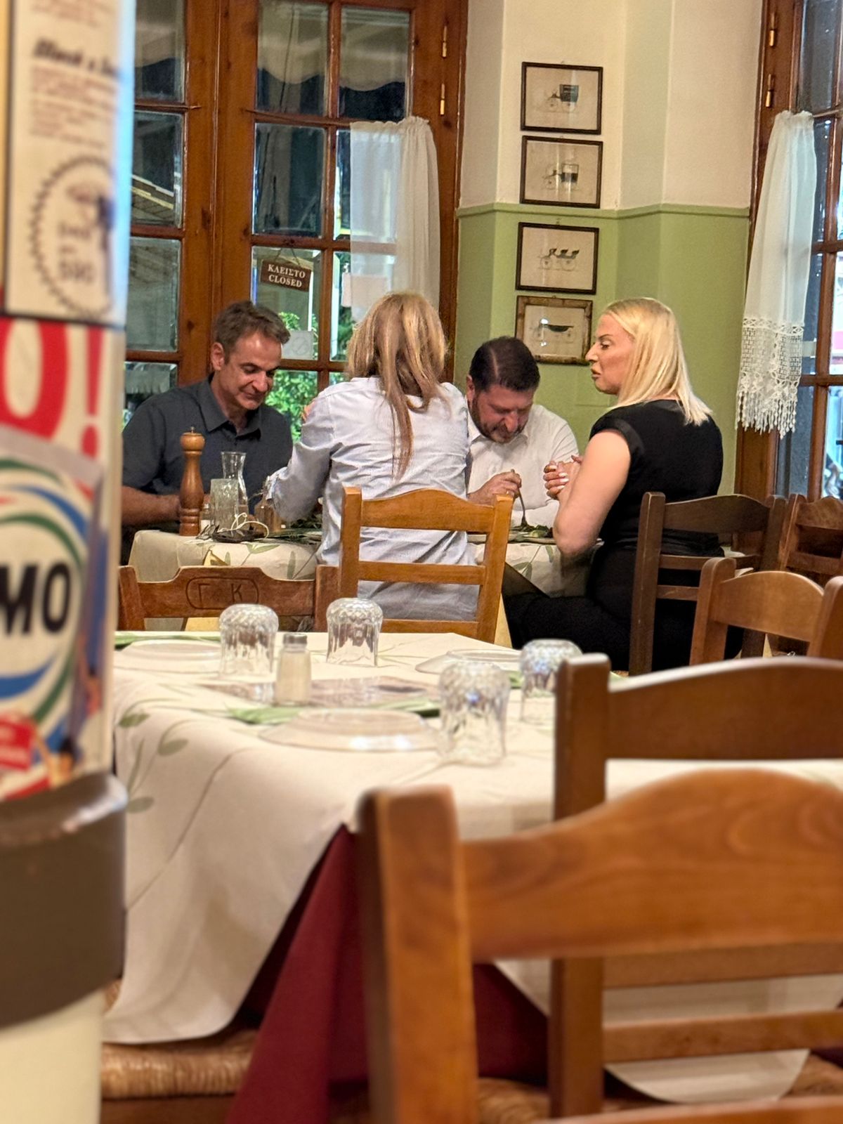 Κυριάκος Μητσοτάκης και Νίκος Χαρδαλιάς σε ταβέρνα της Δραπετσώνας