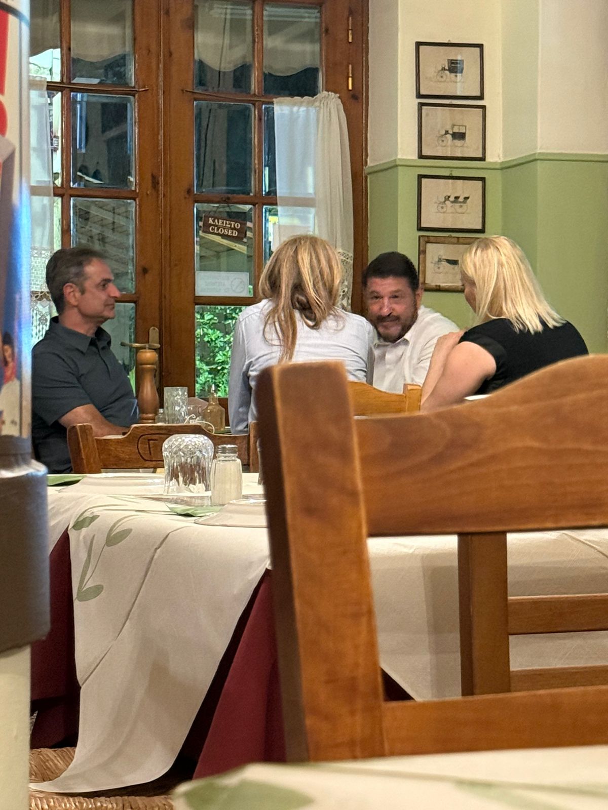Τα δύο ζευγάρια συζητούν σε ταβερνάκι της Δραπετσώνας